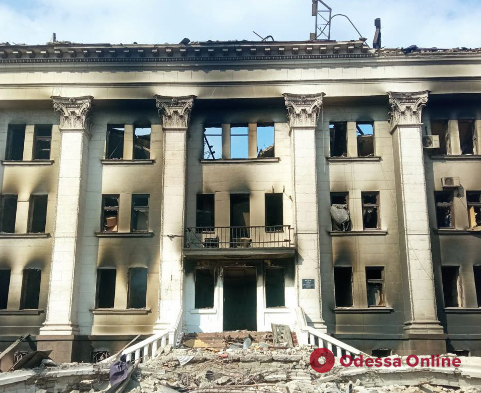 Из здания разрушенного оккупантами драмтеатра в Мариуполе спасли 130 человек, еще больше тысячи — в подвалах
