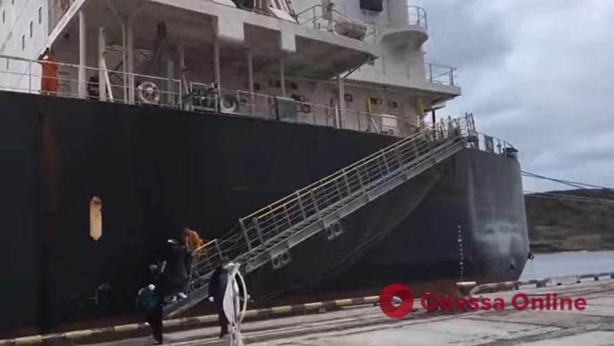 В порту «Южный» пограничники эвакуировали 40 иностранных моряков (видео)