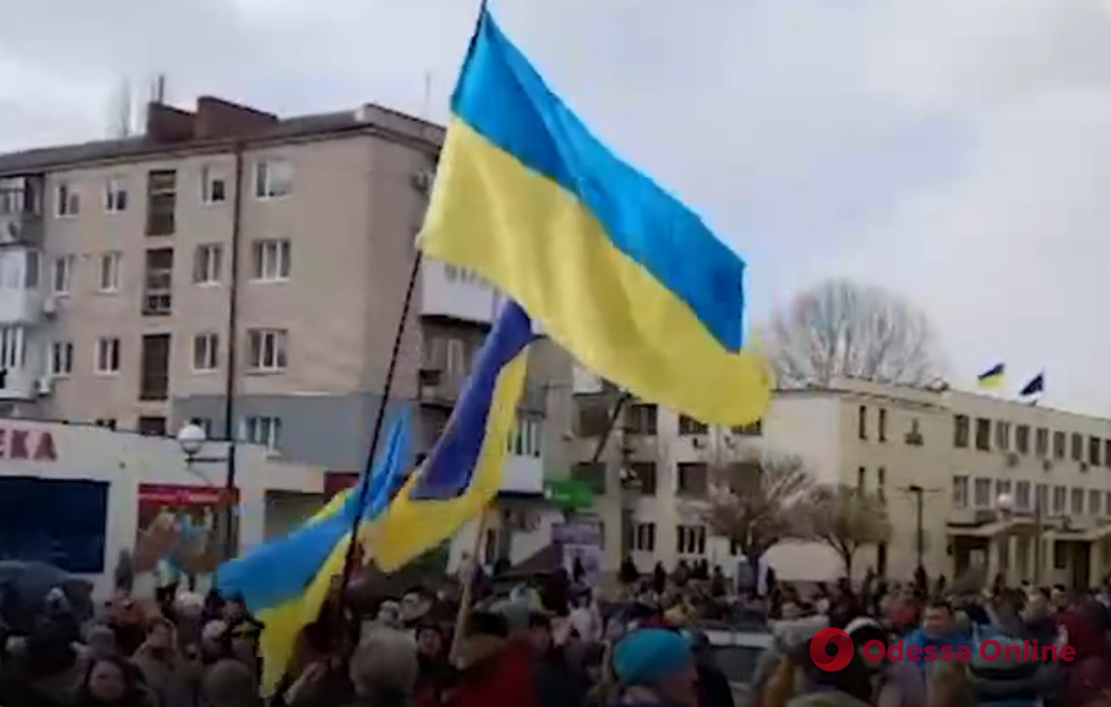 В оккупированной Новой Каховке люди вышли на массовый проукраинский митинг