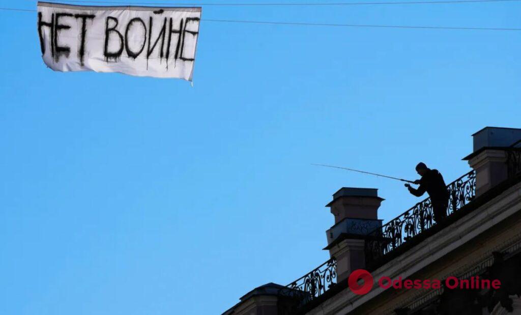 В России стали массово появляться граффити и листовки против войны в Украине (фото)