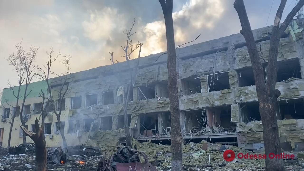 Российские оккупанты разбомбили детскую больницу в Мариуполе