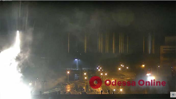 Запорожская АЭС: пожар усиливается, спасателей не пропустили