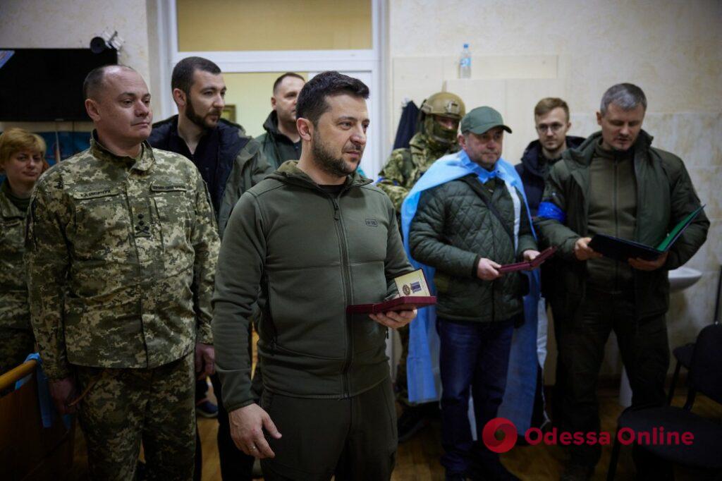 Зеленский наградил в больнице раненых защитников Украины