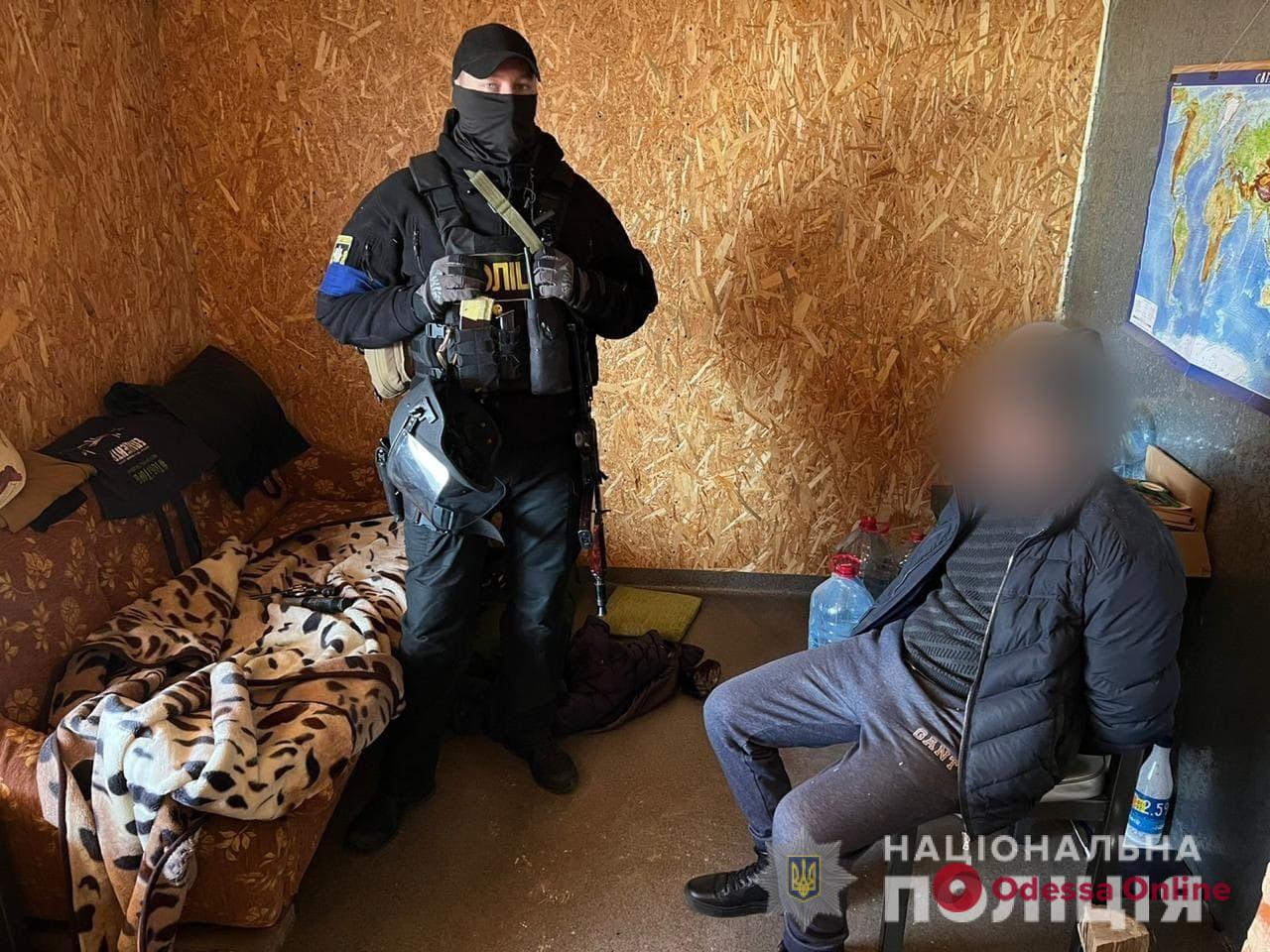 В Одесской области задержали криминального авторитета: во время обысков у него нашли 1000 патронов и пять килограммов наркотиков