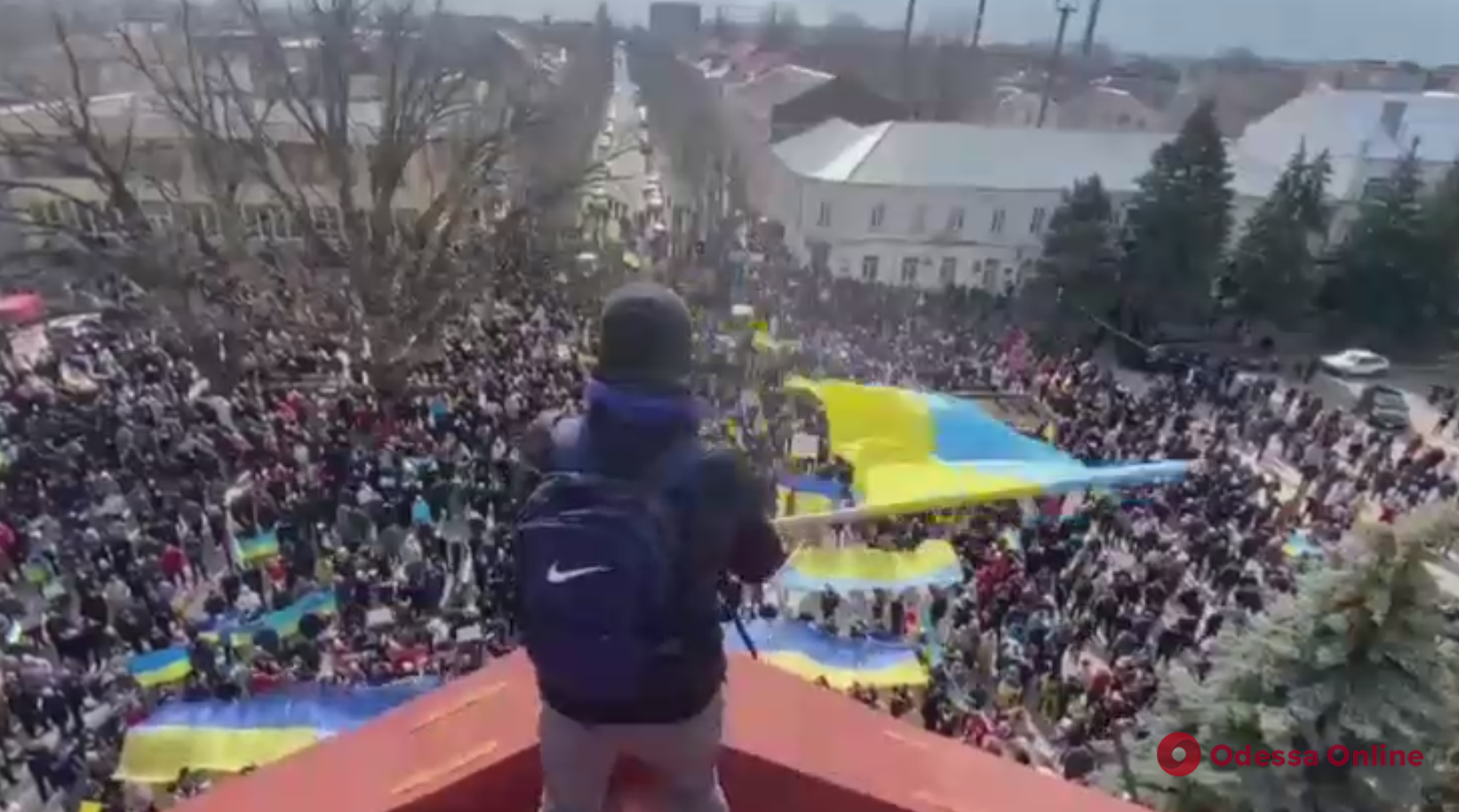 Тысячи жителей Новой Каховки прогоняют российских оккупантов из города (видео)