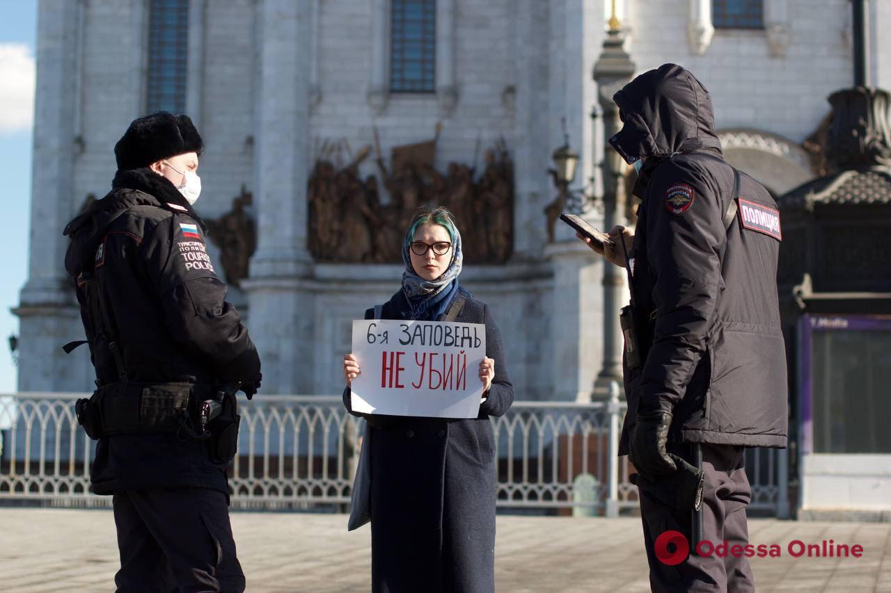 В России опасаются заповедей Моисея: в Москве задержали девушку с плакатом «Не убий»