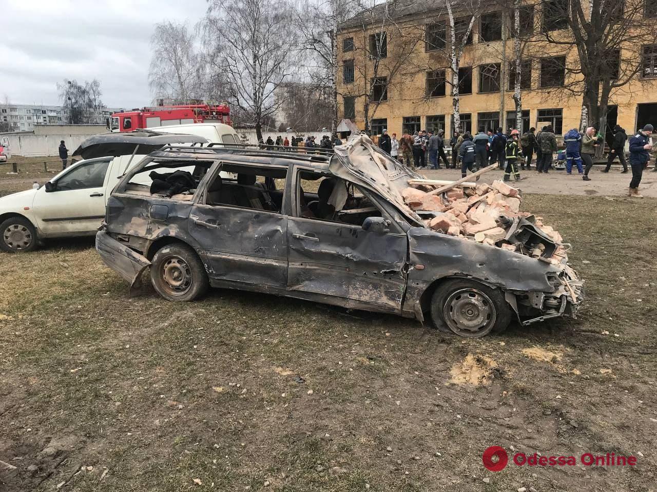 Атака на воинскую часть в Ахтырке: из-под завалов достают тела, погибли не меньше 70 украинских бойцов
