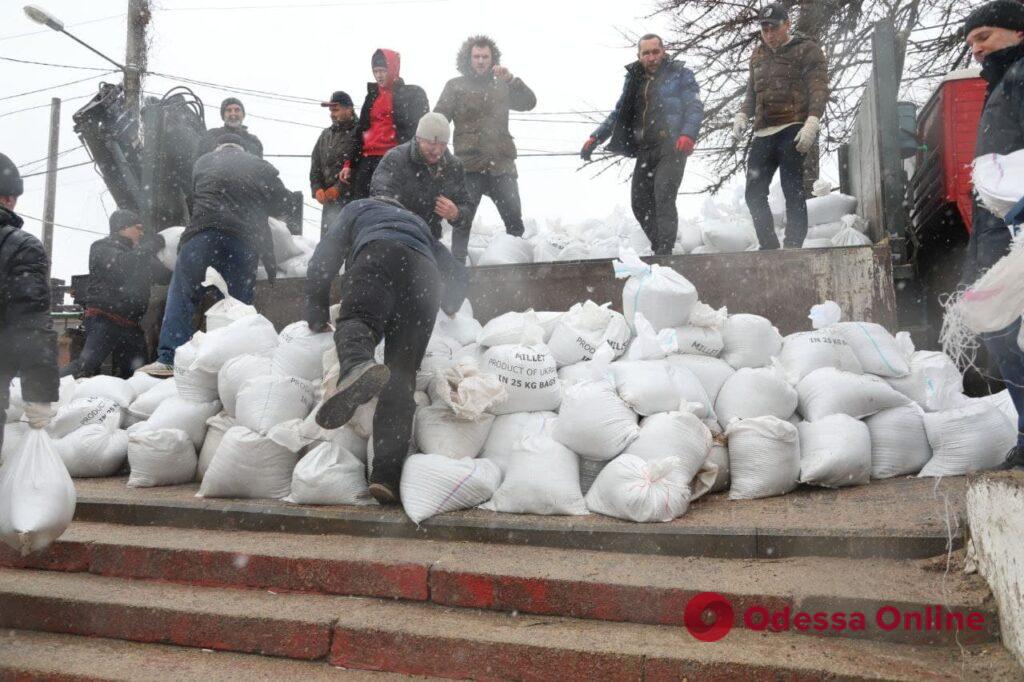 Одесситы готовы защищать свой город от России: жители собирают песок для укреплений