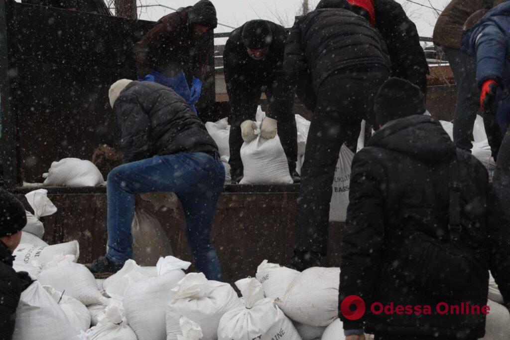 Одесситы готовы защищать свой город от России: жители собирают песок для укреплений