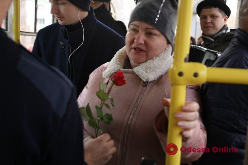 Несмотря на войну: в городском транспорте одесских женщин поздравили с 8 марта (фото, видео)