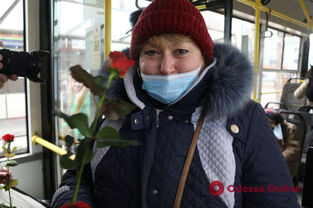 Несмотря на войну: в городском транспорте одесских женщин поздравили с 8 марта (фото, видео)