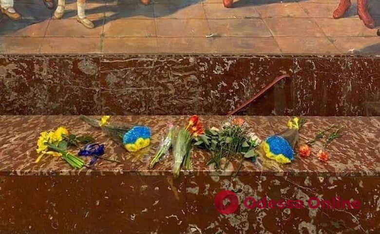 В столице страны-агрессора на станцию метро «Киевская» люди приносят цветы, но полиция их выкидывает
