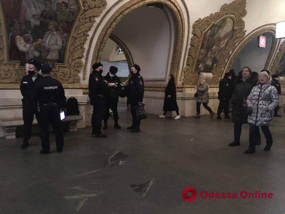 В столице страны-агрессора на станцию метро «Киевская» люди приносят цветы, но полиция их выкидывает