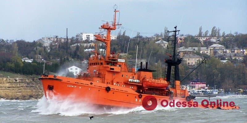 Российские оккупанты ведут захваченное спасательное судно «Сапфир» в Севастополь