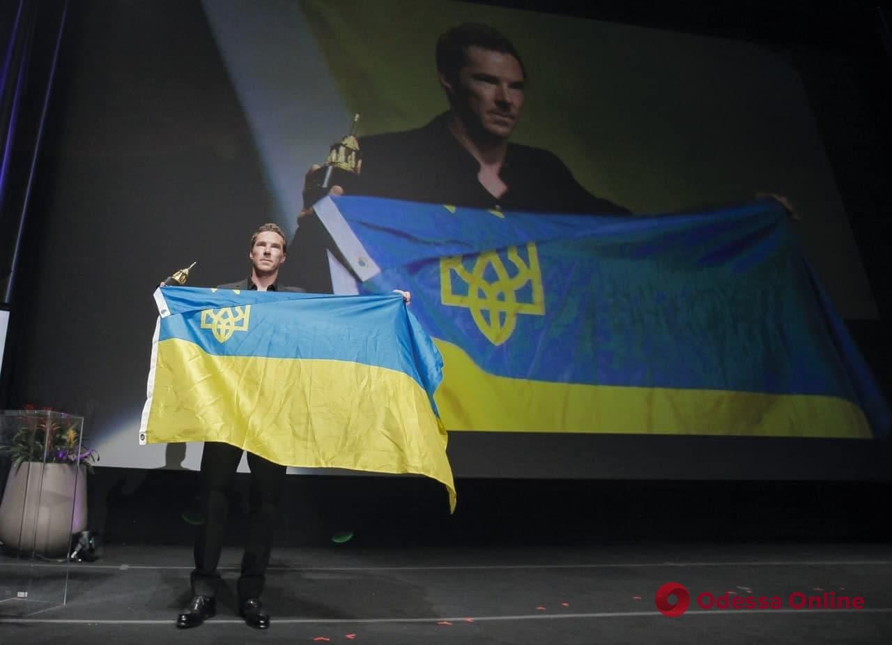 Бенедикт Камбербэтч поднял украинский флаг на сцене церемонии вручения премии The Cinema Vanguard