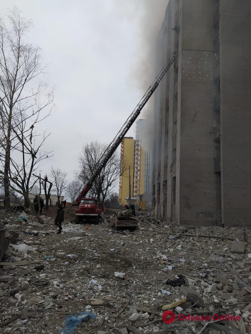 В Чернигове из-за авиаудара разрушилась девятиэтажка — есть погибший