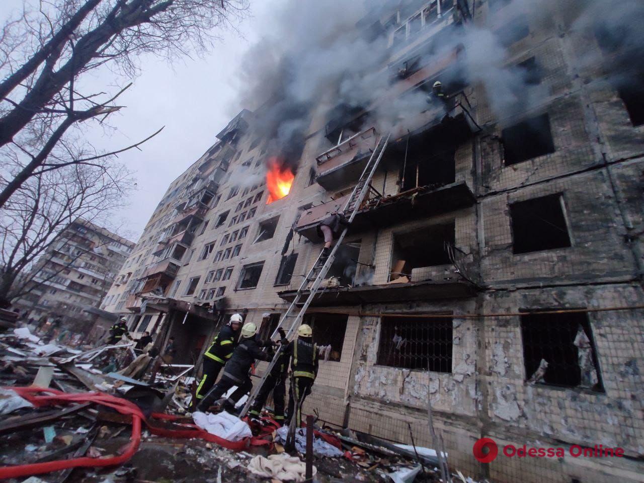 В многоэтажку в Киеве попал снаряд — двое погибших