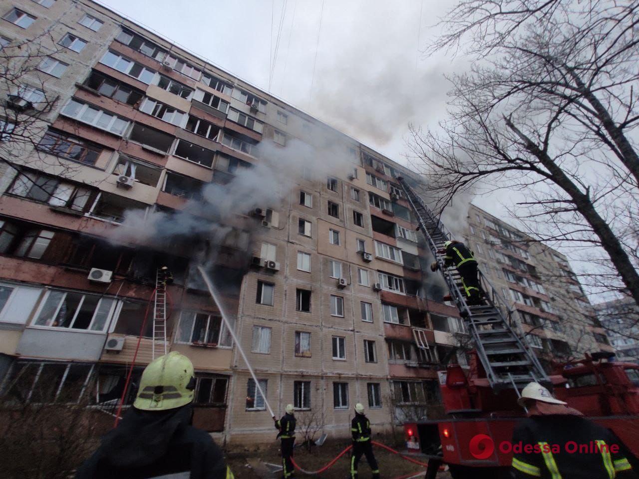 В многоэтажку в Киеве попал снаряд — двое погибших