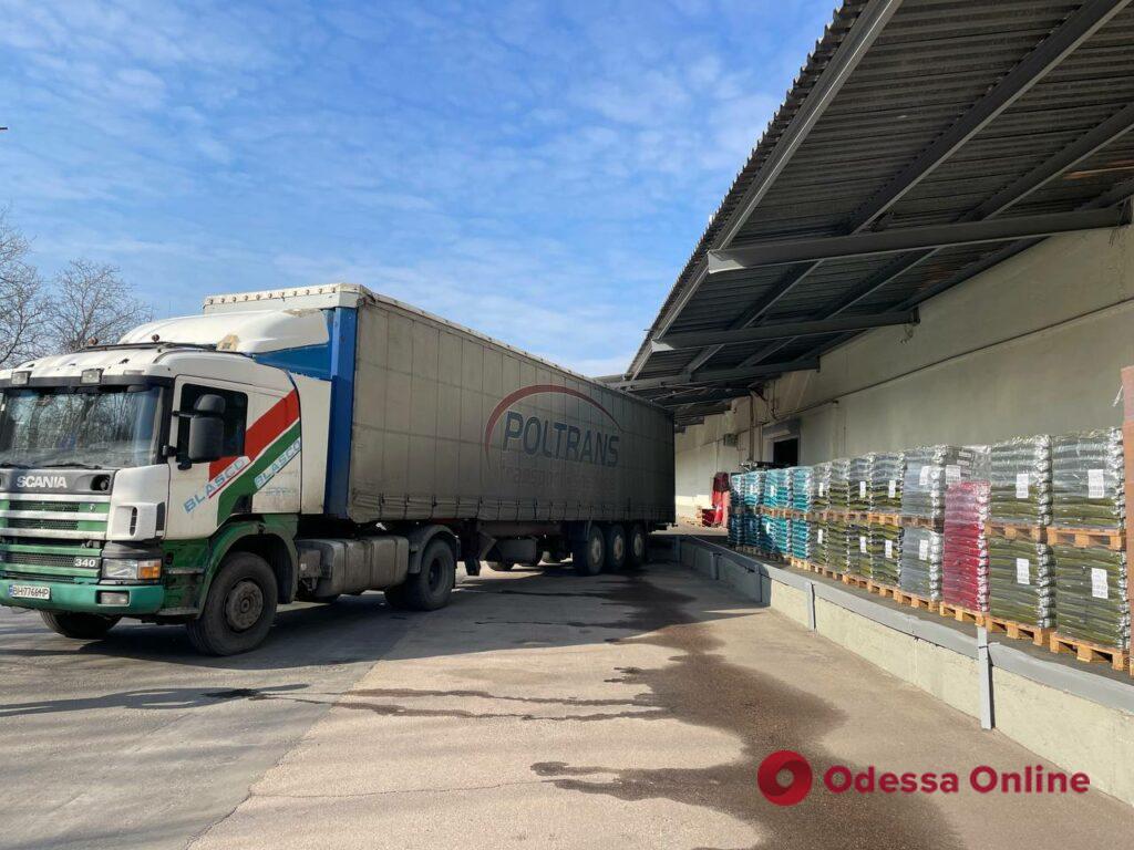В Одессу доставили 23 тонны сухого корма для домашних животных