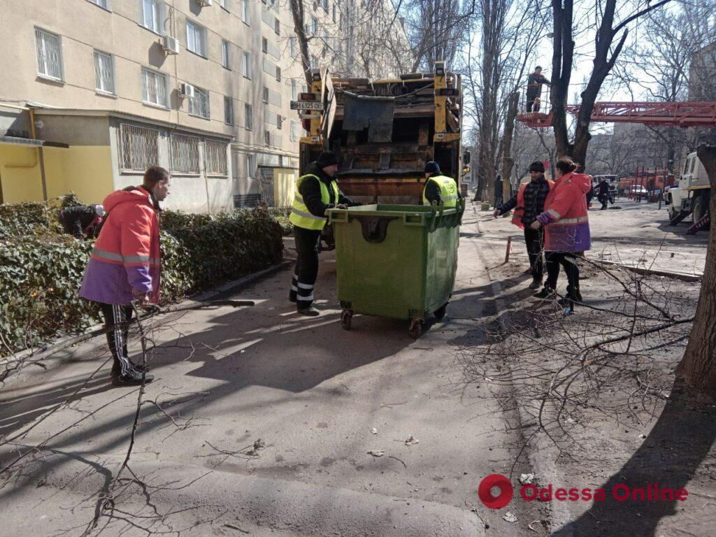 Война — не помеха: одесские коммунальщики продолжают наводить порядок в городе