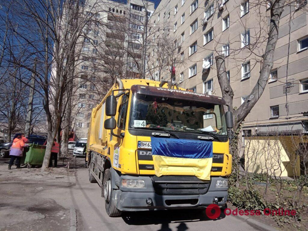 Война — не помеха: одесские коммунальщики продолжают наводить порядок в городе