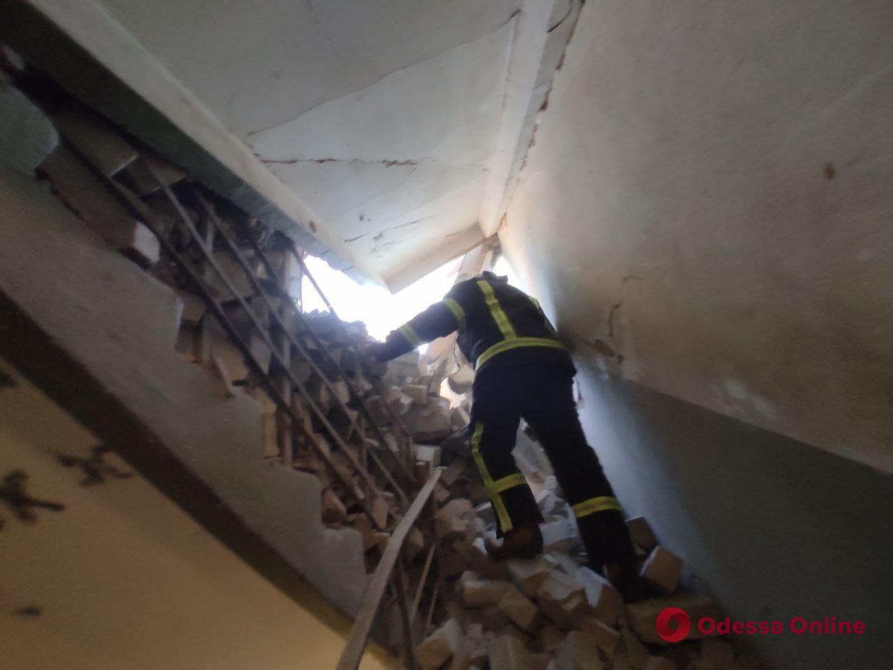 В Киеве обломки снаряда попали в двенадцатиэтажку — есть пострадавшие