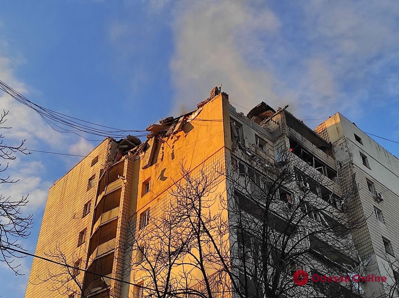 В Киеве обломки снаряда попали в двенадцатиэтажку — есть пострадавшие