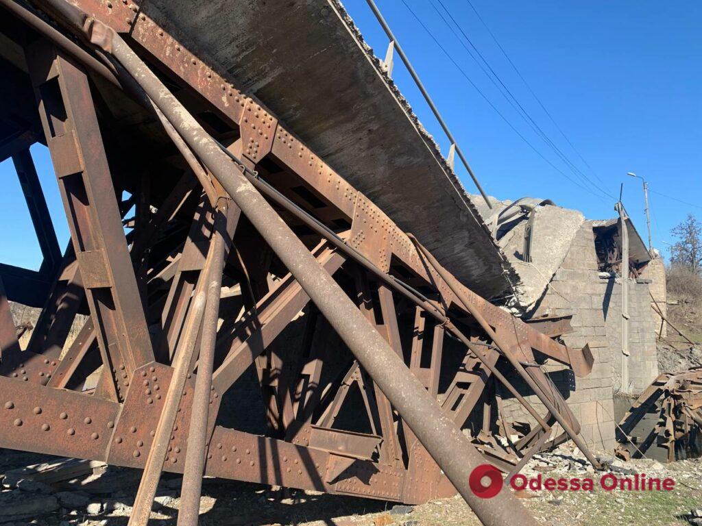Взорванный мост и разрушенные дома: Вознесенск после героической обороны от российских оккупантов (фоторепортаж)