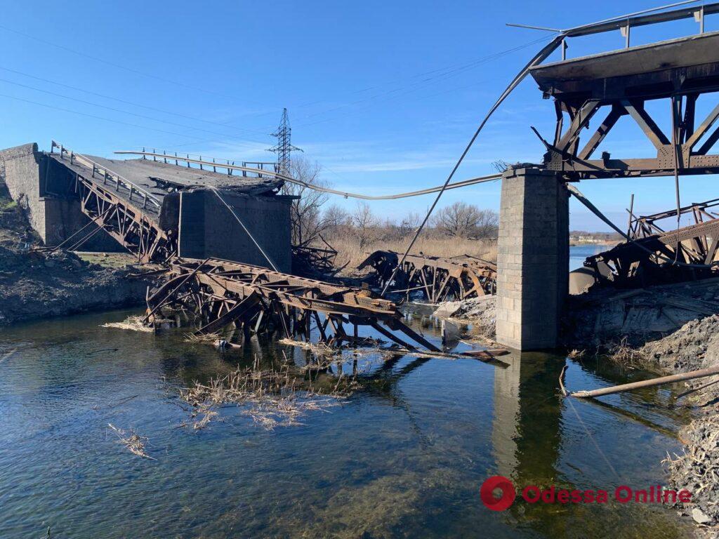 Взорванный мост и разрушенные дома: Вознесенск после героической обороны от российских оккупантов (фоторепортаж)