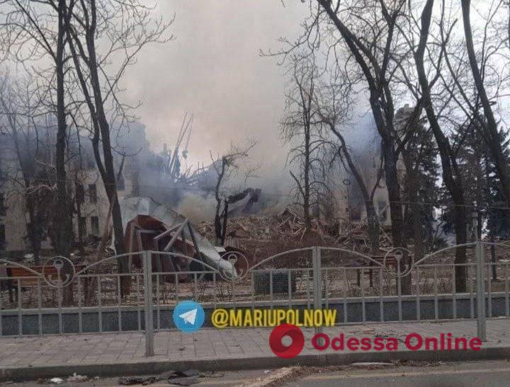 Российские оккупанты в Мариуполе сбросили бомбу на Драматический театр