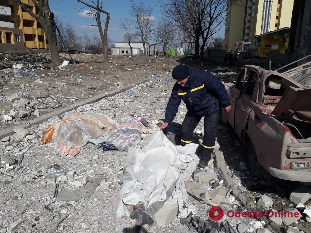 В Чернигове из-под завалов достали тела троих погибших детей и их родителей (фото, видео)