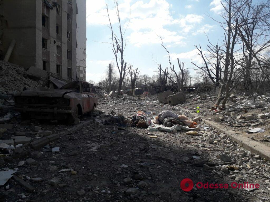 В Чернигове из-под завалов достали тела троих погибших детей и их родителей (фото, видео)