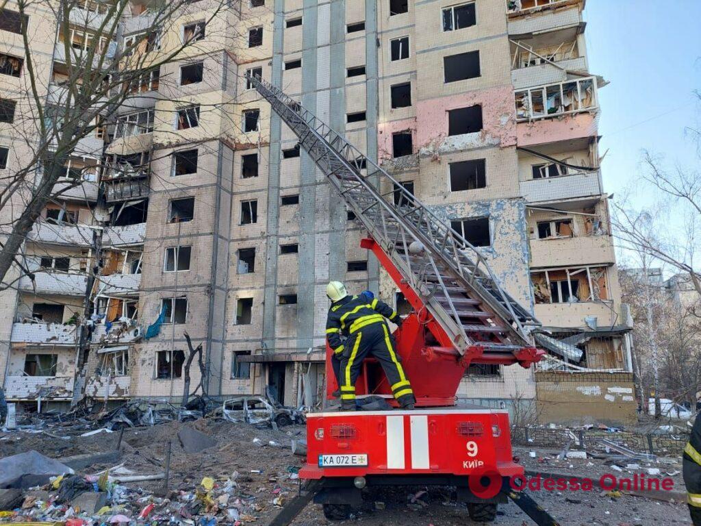 В Киеве во двор многоэтажки прилетел снаряд: возник пожар