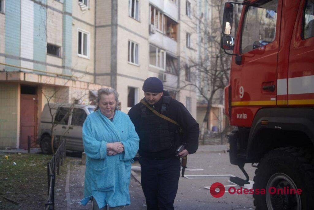 В Киеве во двор многоэтажки прилетел снаряд: возник пожар