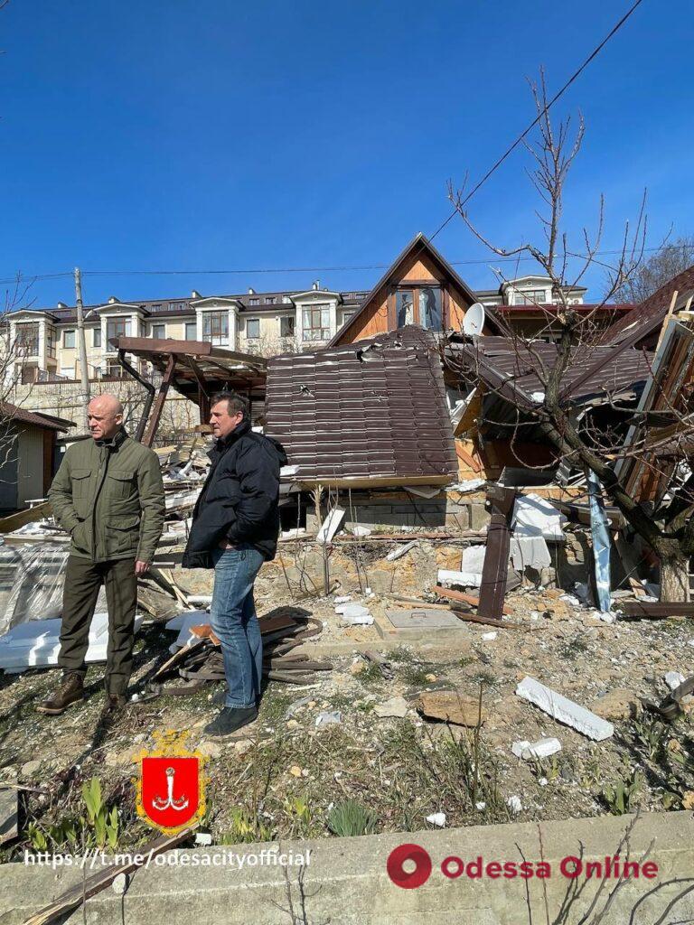 Одесские коммунальщики со спасателями разбирают завалы в домах, которые были повреждены в результате утреннего обстрела