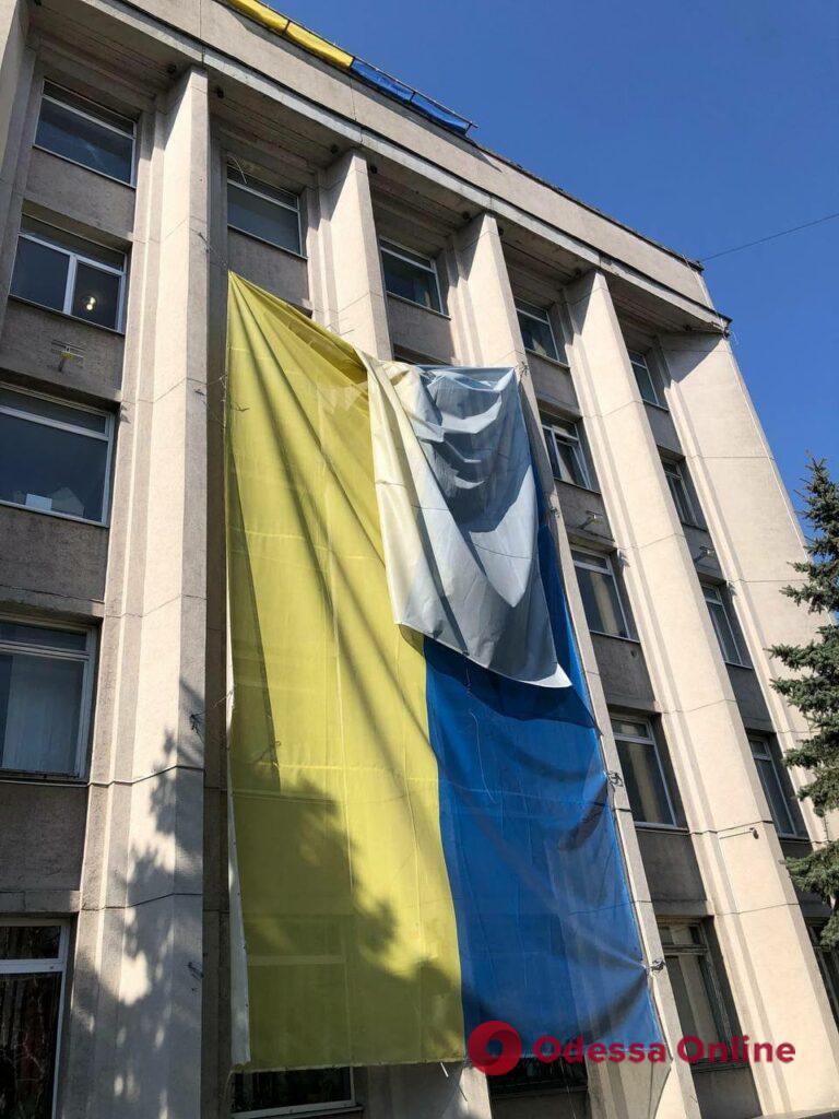 Над зданием Херсонского горсовета подняли украинский флаг
