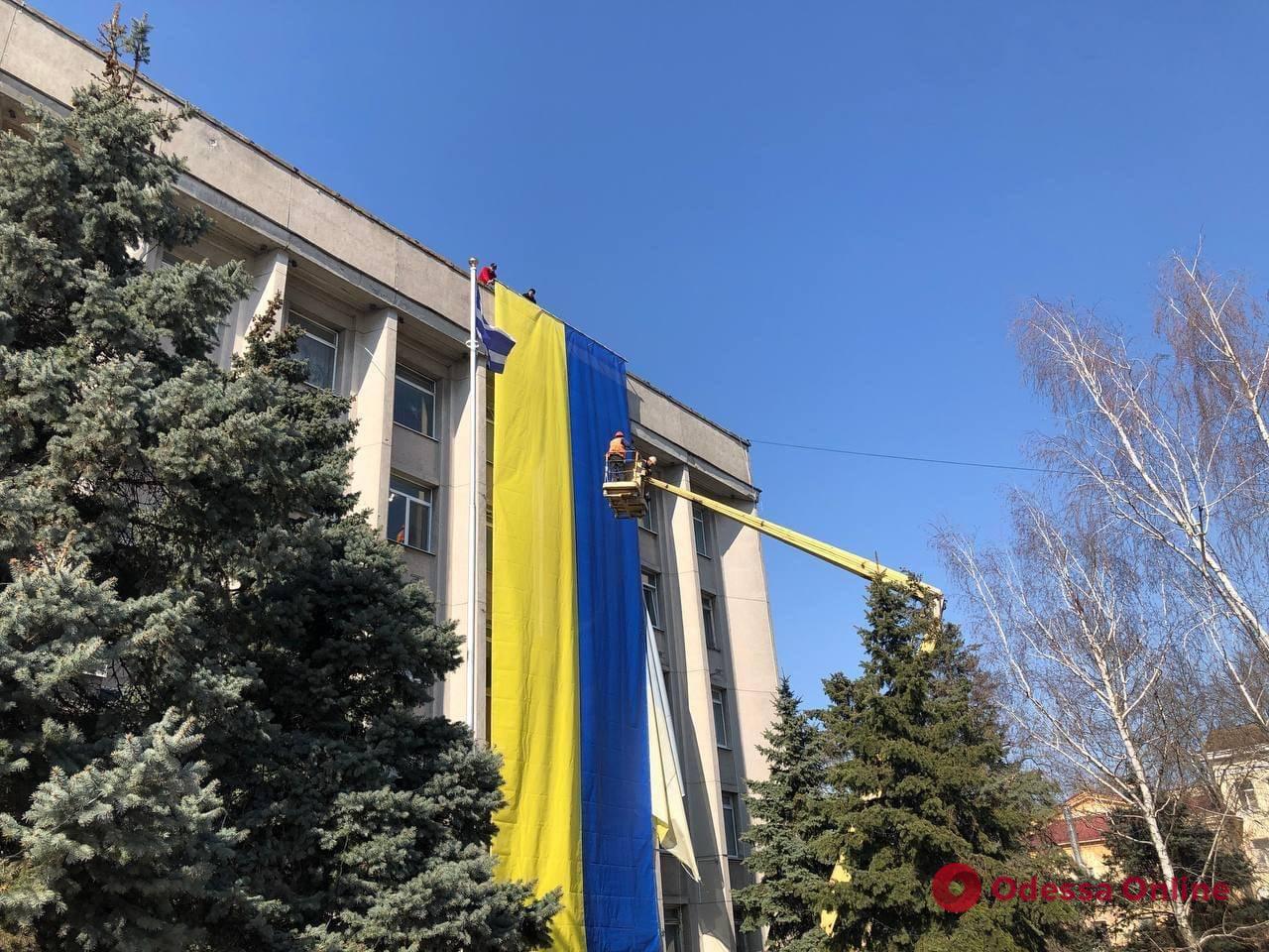 Над зданием Херсонского горсовета подняли украинский флаг