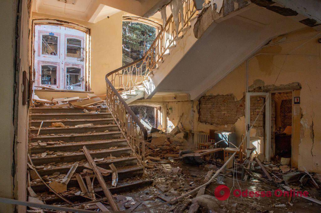 Российские оккупанты обстреляли поликлинику в Харькове: четверо погибших