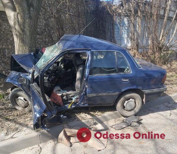 В Одессе Mitsubishi въехал в дерево — водитель умер на месте