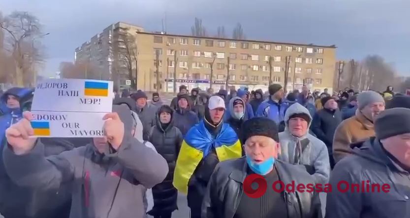 Жители Мелитополя вышли на митинг с требованием освободить похищенного оккупантами мэра (видео)