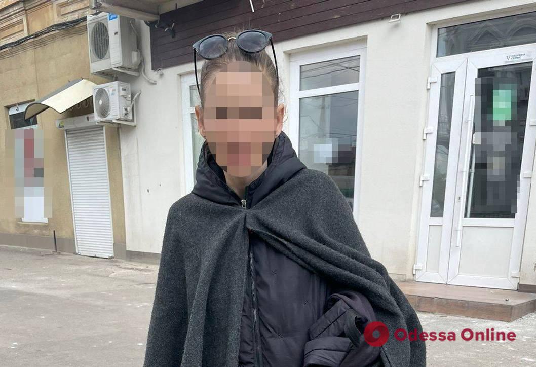 В Одессе поймали женщину, воровавшую в маршрутке