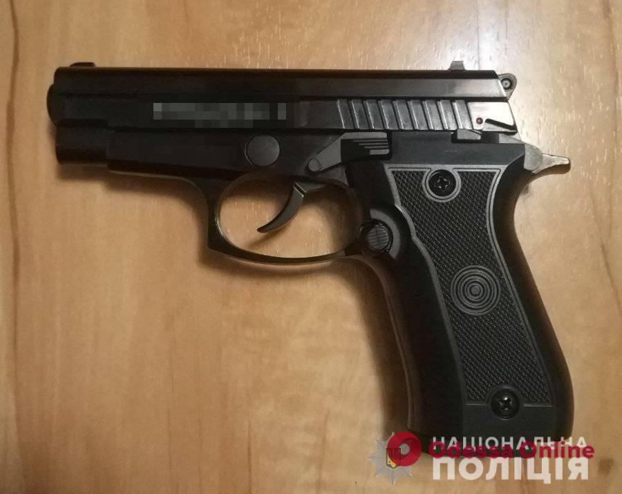 Револьвер и стартовый пистолет: у двух жителей Одесской области изъяли нелегальное оружие