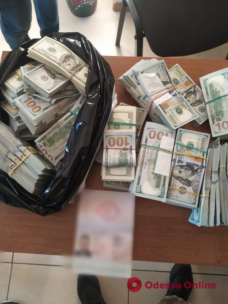 Через пункт пропуска в Одесской области иностранец пытался вывезти полмиллиона долларов