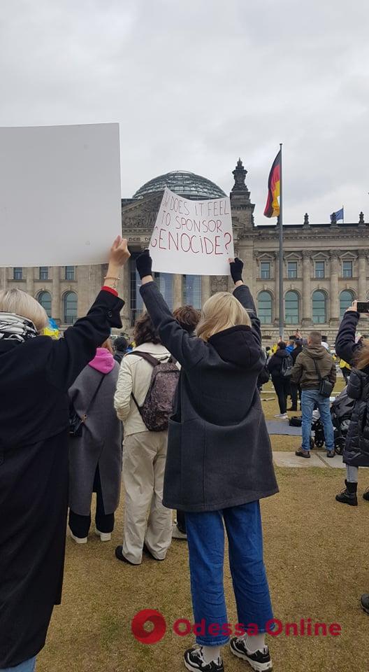 Митинг перед зданием Бундестага: сотни людей требуют ввести эмбарго на поставки российского газа (фото, видео)