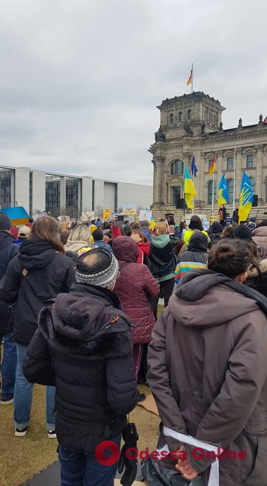 Митинг перед зданием Бундестага: сотни людей требуют ввести эмбарго на поставки российского газа (фото, видео)