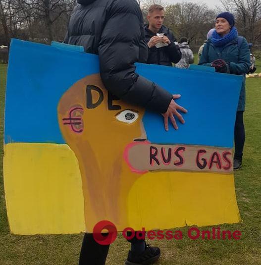Митинг перед зданием Бундестага: сотни людей требуют ввести эмбарго на поставки российского газа (фото, видео)