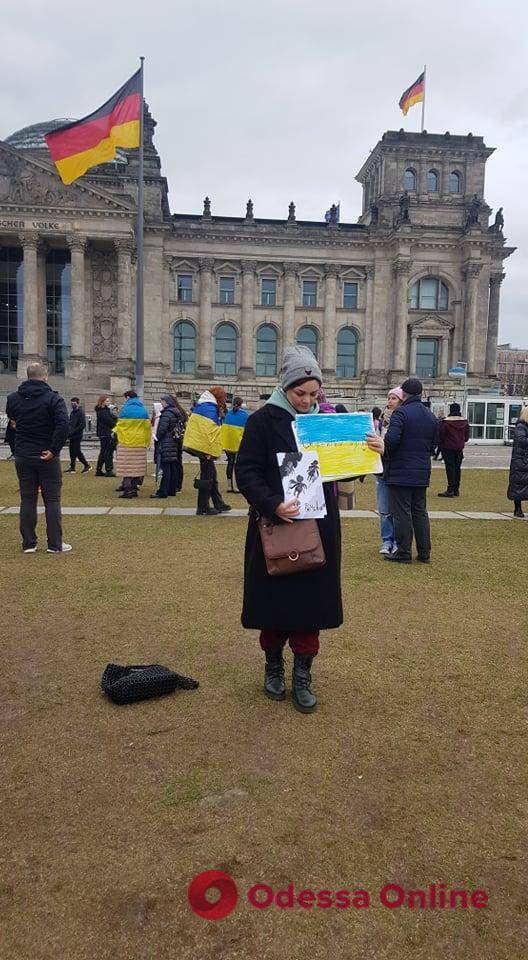 Митинг перед зданием Бундестага: сотни людей требуют ввести эмбарго на поставки российского газа (фото, видео)