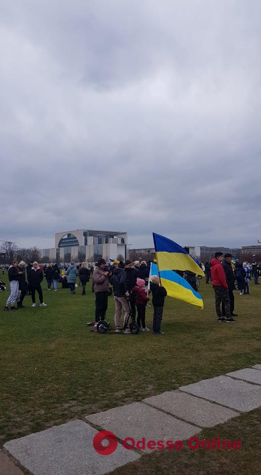 Митинг перед зданием Бундестага: сотни людей требуют ввести эмбарго на поставки российского газа (фото, видео)