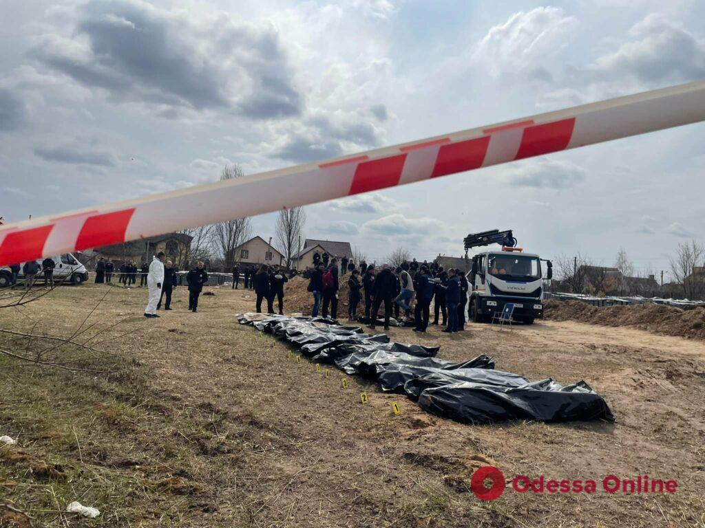 В Буче началась эксгумация тел украинцев, которых убили оккупанты