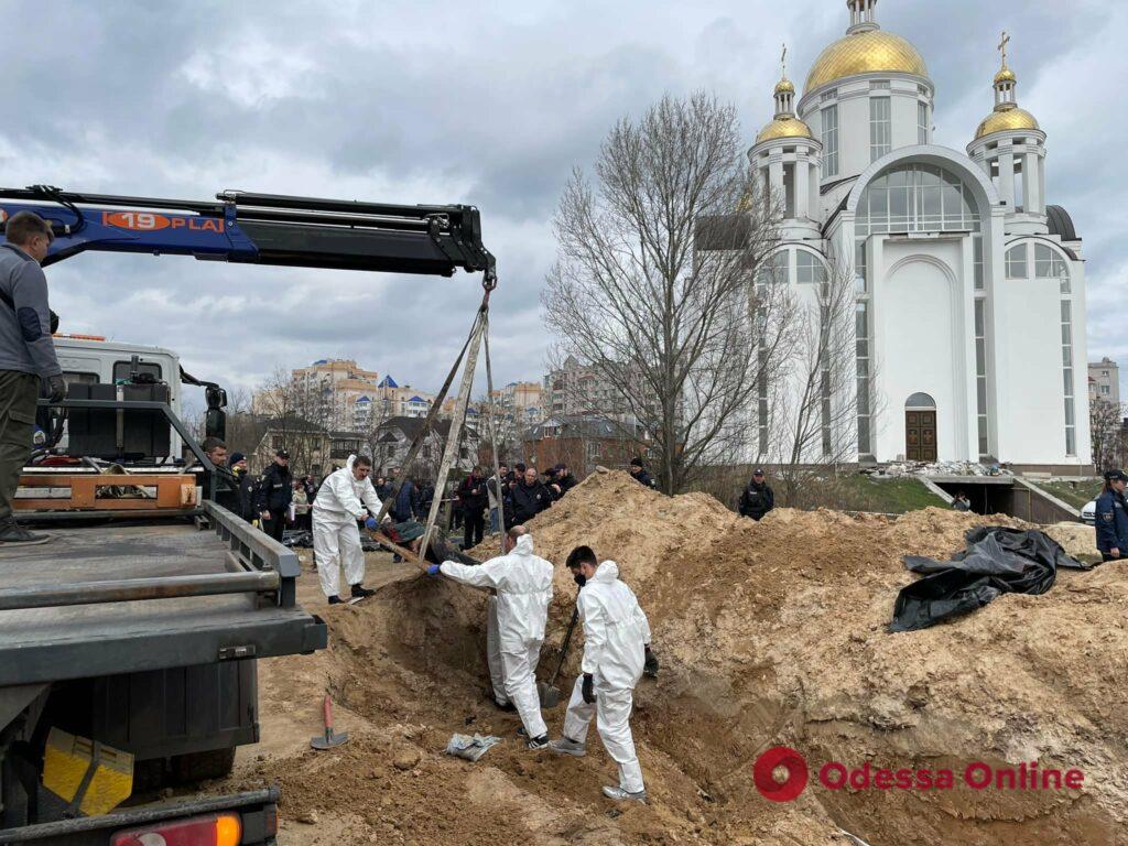 В Буче началась эксгумация тел украинцев, которых убили оккупанты